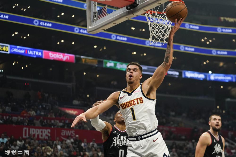 足球市场中 足球市场中