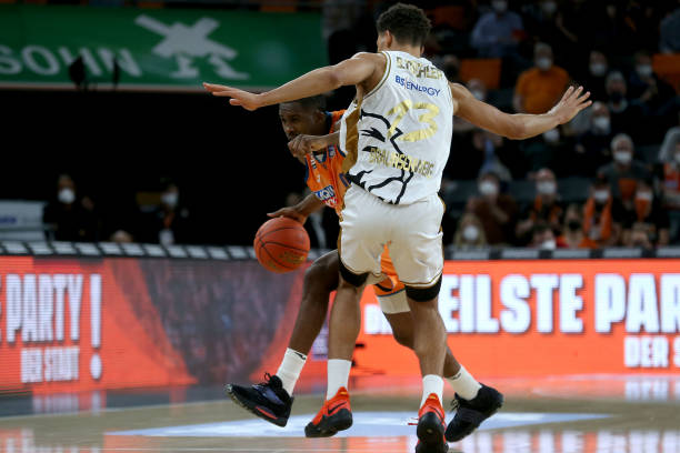 使得他陷入 使得他陷入